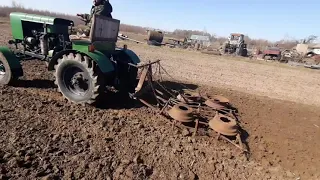 весеннее боронование самодельным трактором. закрытие влаги