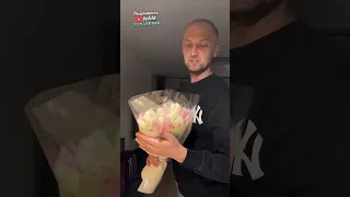 Прикольнулся над девушкой во время подарка цветов 😂 | мемы | приколы от Зубарев #юмор #shorts