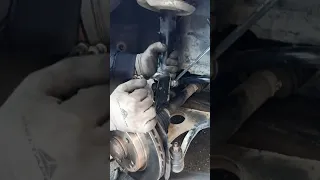 Comment changer une coupelle d'amortisseur sur une Mercedes classe A