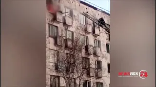 В Дальнегорске во время пожара спасатели долго не могли снять женщину с балкона (18+)