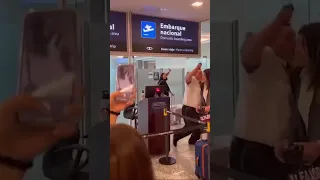 Celebrando el gol en el aeropuerto🤣🇦🇷 @totosalatino