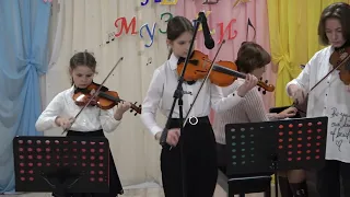 Ансамбль скрипачей  "Волшебные струны"  11-15 лет   "Moldovenyaska"  Folk danse