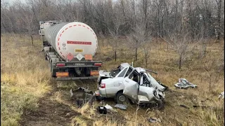 Сомкнулась в гармошку: водитель Лады погиб в страшном ДТП с нефтевозом в Самарской области