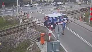 Karetka utknęła na przejeździe kolejowym w Miłocinie