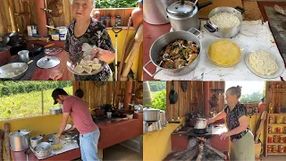 PARA COMPLETAR O ALMOÇO NA CASINHA NO PÉ DA SERRA  MINHA MÃE FEZ UM PURÊ DE INHAME.