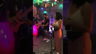 Karla Coronel cantando Seu Jorge - Brava