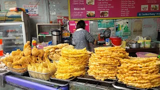 Grilled burgers, sausages. Sidewalk sales attract people / Bánh mì kẹp thịt xiên nướng, xúc xích