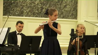 И.С.Бах - Сюита №2 для флейты с оркестром (Полонез, Менуэт, Шутка). Юна Гурьянова, 10 лет.