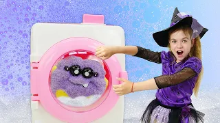 Магическая стирка одежды для игрушек - Маленькая ведьма и её друзья игрушки - Видео для девочек