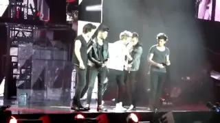 Harry forgets to sing his part because he was distracted by Niall