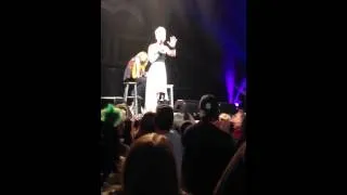 Pink stops concert for crying girl