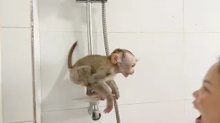 Most Hilarious Baby Tauch Jump On Water Shower Escape Stop Bathing