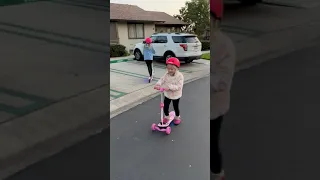 How does this Mini kid's electric scooter accelerate and slide?