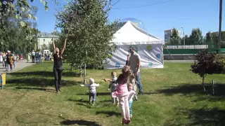 Гигантские мыльные пузыри летали в городском парке Бердска