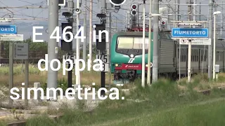 Treno regionale in doppia simmetrica con  E 464, transita presso la stazione di Fiumetorto. ME-PA.