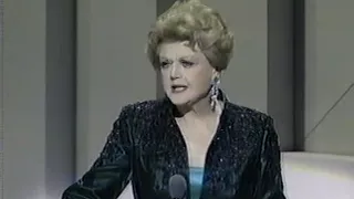 ANGELA LANSBURY INTRODUCES HONOREE BETTE DAVIS - 10th KENNEDY CENTER HONORS, 1987
