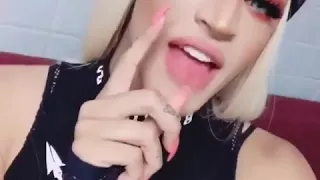 Pabllo vittar cantando loka de Simone Simaria E Anitta