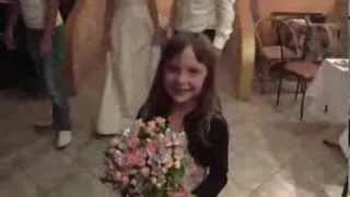 Маленькая девочка поймала свадебный букет