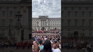 CHANGING GUARDS END CEREMONY AT BUCKINGHAM PALACE #londonwalk