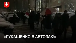Длинная колонна людей на Одоевского вечером 13 января