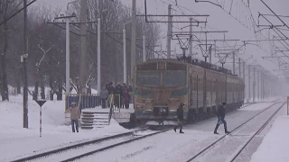 Электропоезд ЕПЛ9Т сообщением Киев-Волынский - Яготин отправляется от пл.Чубинский