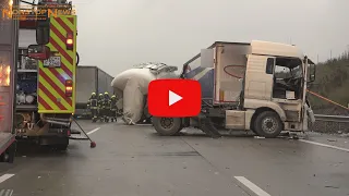 Lkw fährt auf Stauende auf und schiebt zwei weitere Lastwagen ineinander