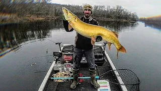 Giant NorthEast Musky!!! (Epic Solo Battle!!!)