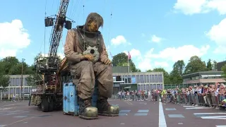 The Giants puppets of Royal de Luxe make their Dutch premiere