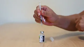 Injecting insulin with a vial and syringe (Spanish)