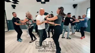 CLASE DE SALSA EN LINEA EN 5.40 Dance Studio