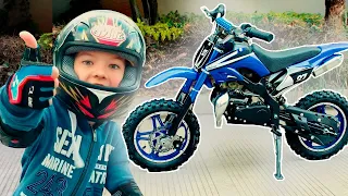Den y su nueva Moto! | Video Para Niños sobre Cross Moto!