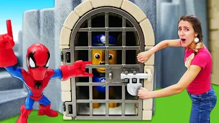 El hombre araña aparece en un castillo. ¿Qué es... un tesoro? Videos para niños de juguetes.