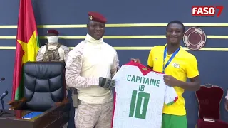 Tournoi UFOA-B : Les Etalons cadets présentent leur trophée au Capitaine Ibrahim Traoré