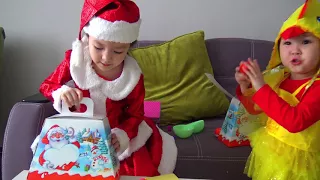 Подарки от Деда Мороза - куклы Лол. Gifts from Santa Claus unboxed - lol dolls and kinder