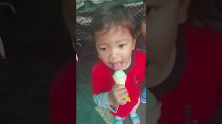 Bestnya makan aiskrim...