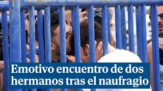 El emotivo encuentro de dos hermanos tras el naufragio del barco en Grecia