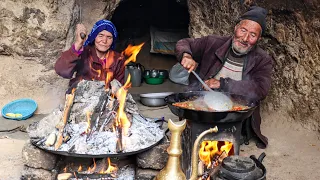 Old Lovers Cooked Chicken In the Cave Like 2000 Years Ago | Living in a Cave With the Cold of Winter