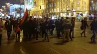 Киев, евромайдан, группа студентов идет на митинг