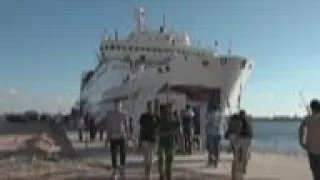 Floating library brings sea of books to Libyan city