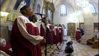 Entrée des mariés dans l’église avec le groupe de Gospel les Gospel Church Adeline et Ludo 10/09/22