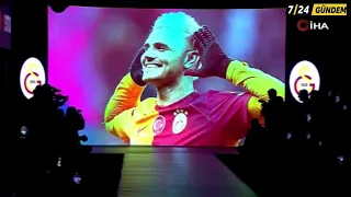 İcardi, Galatasaray lisanslı ürünlerinin tanıtımı için podyuma çıktı