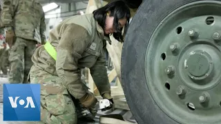 US Soldiers Load Howitzers Bound for Ukraine Onto Aircraft