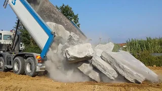 Самосвал выгружает камни. Чуть не перевернулся...Жесть.