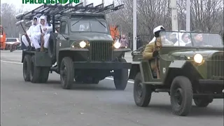 Торжественный марш и показ военной техники времен Великой Отечественной войны