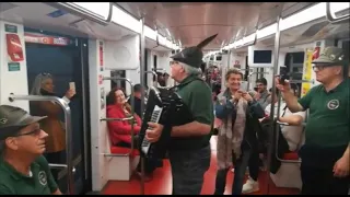 Adunata di Milano, gli alpini padovani cantano anche in metro