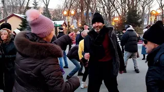 НЕ ВИДЕЛ НИЧЕГО ВОКРУГ, Я ОДУРМАНЕННЫЙ ТОБОЮ!💃🕺🙂/ТАНЦЫ В ПАРКЕ ГОРЬКОГО ХАРЬКОВ ФЕВРАЛЬ 2022