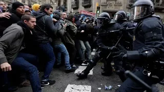 Catalan protesters clash with police in Barcelona following arrest of Carles Puigdemont | ITV News