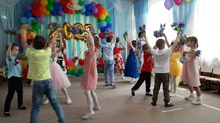 "Сиреневый вальс" исполняют дети подготовительной группы МБДОУ "Детский сад №8 "Колокольчик"