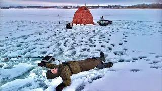 Вся рыба на дальний кордон ушла! Зимняя рыбалка с ночевкой в палатке УП 2. МОРЕ ПОЗИТИВА!