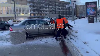 Снёс бетонную клумбу в центре Смоленска